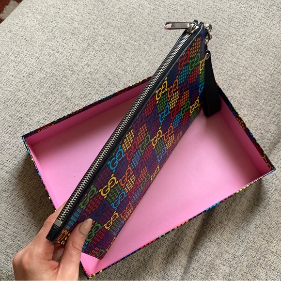 NWT GUCCI GG PSYCHEDELIC PRINT ZIP AROUND WRISTLET POUCH MADE IN ITALY - Picture 4 of 10